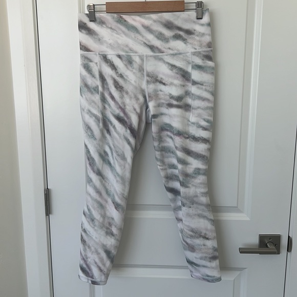 Athleta Salutation Stash Pocket II Printed 7/8 Tight - Picture 2 of 8